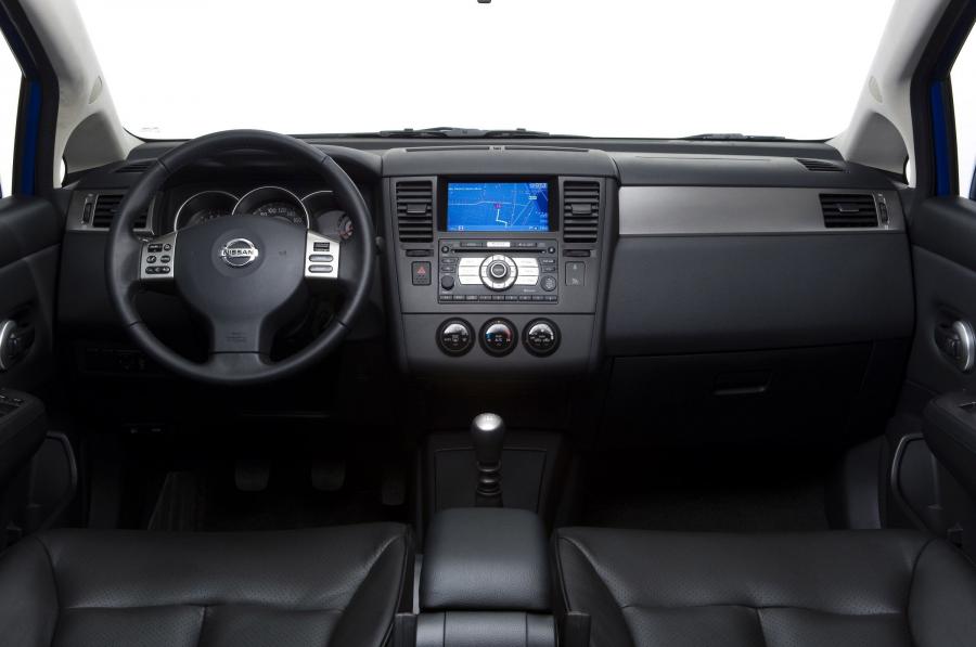  Nissan Tiida Sedan 2005 года  (фото 36 из 50)